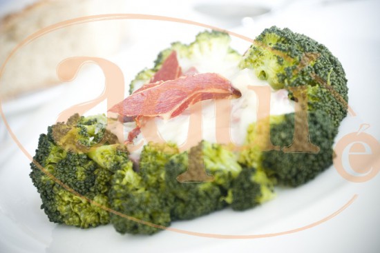 Brócoli con salsa Soubise (bechamel con cebola)