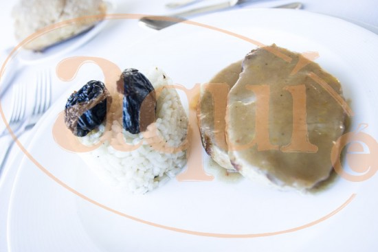 Cinta de lombo de porco con salsa de cirolas pasas