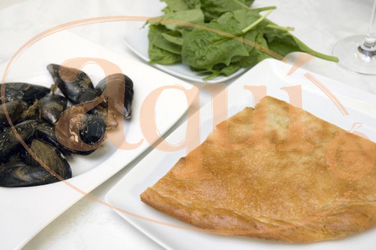 Empanada de mexillóns e espinacas