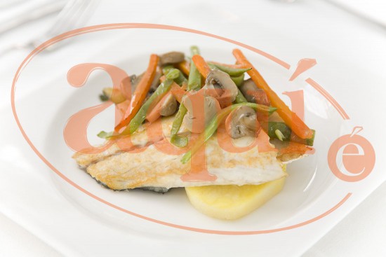 Robaliza á prancha con verduras
