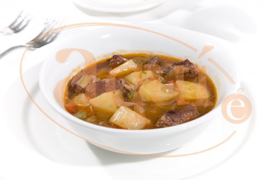 Man de tenreira con chícharos