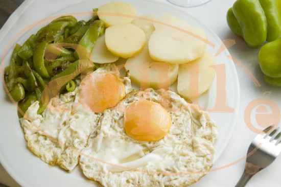 Patacas con pementos e ovo frito