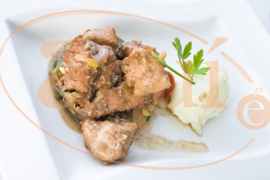 Peituga de pavo con piñóns