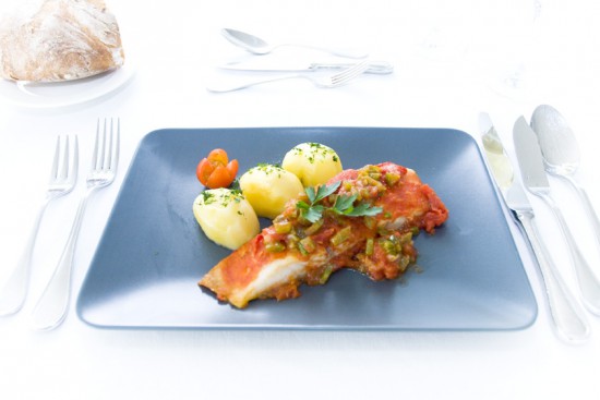 Perca con tomate