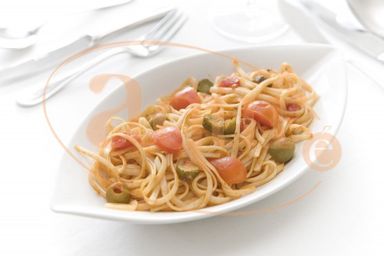 Tallaríns con tomate cherry e encurtidos